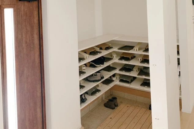 リゾートバイトする人が住み込む寮の靴箱の画像