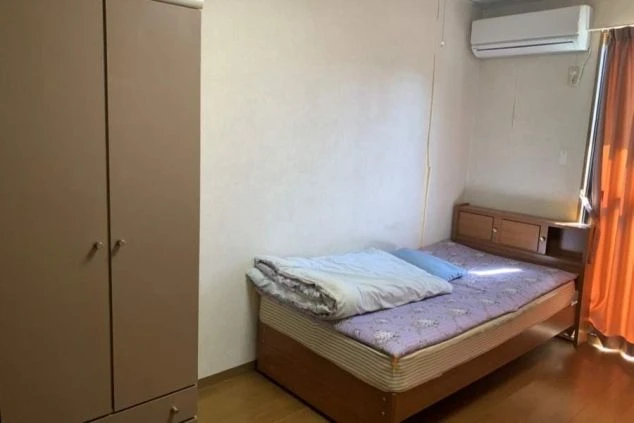 リゾートバイトの完全個室寮の寝室の画像。ベッドや収納クローゼットが備え付けられている。