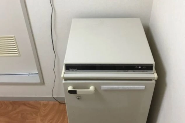 寮の部屋にある冷蔵庫の画像。