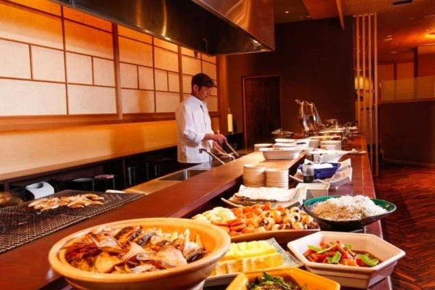 和食のオープンキッチンで、料理人が調理する様子