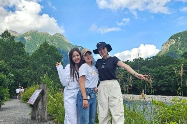  長野県上高地で、ワクトリ社員が撮影した、自然豊かな景色を背景に並ぶ3人の女性。