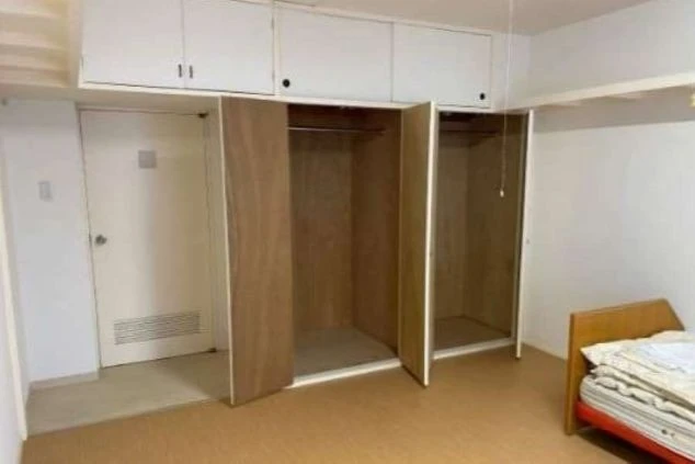 群馬県嬬恋エリアでリゾートバイトする人が住み込む寮の個室寮内クローゼットの画像