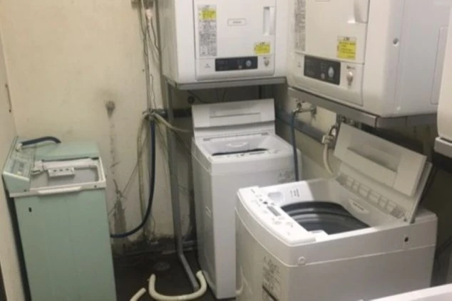 群馬県嬬恋エリアでリゾートバイトする人が住み込む寮の共用部の洗濯機・乾燥機の画像