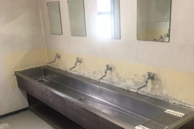 群馬県嬬恋エリアでリゾートバイトする人が住み込む寮の共用部の洗面所の画像