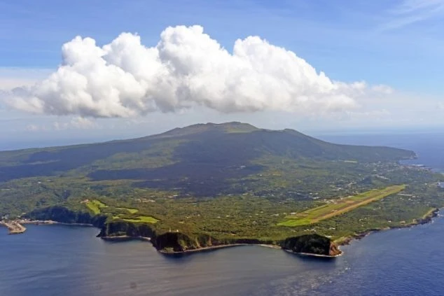 伊豆大島の空撮。火山と空港が映り、「50代〜60代も活躍中！離島生活を堪能しよう」と書かれたリゾートバイト求人のイメージ画像。