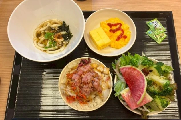 リゾートバイトのビュッフェ形式の賄い画像