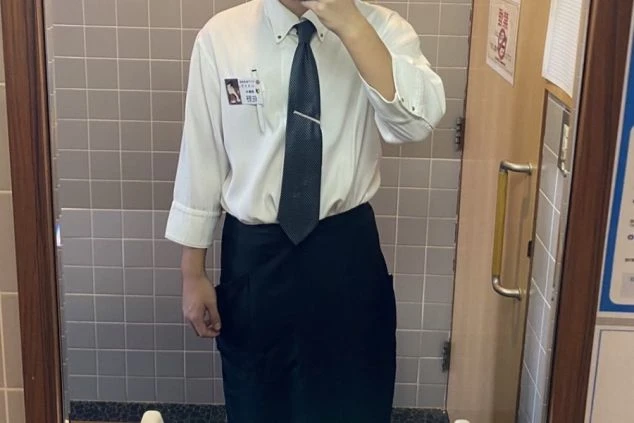 白いワイシャツにネクタイを締めたレストランの制服画像。