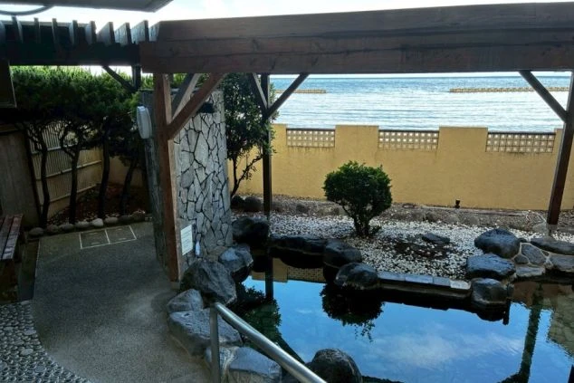ホテルの海を眺められる温泉の画像