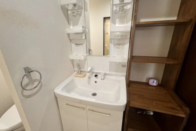 リゾートバイトの完全個室寮のアパート内の洗面所の画像。