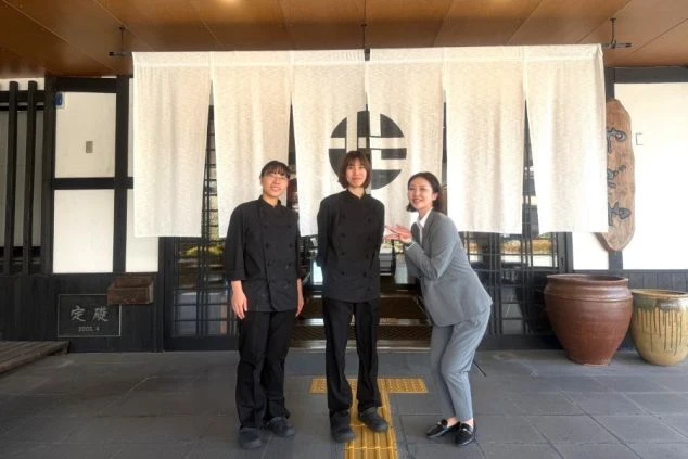 大分県由布院の観光地「湯の坪街道」の後ろに「由布岳」の画像