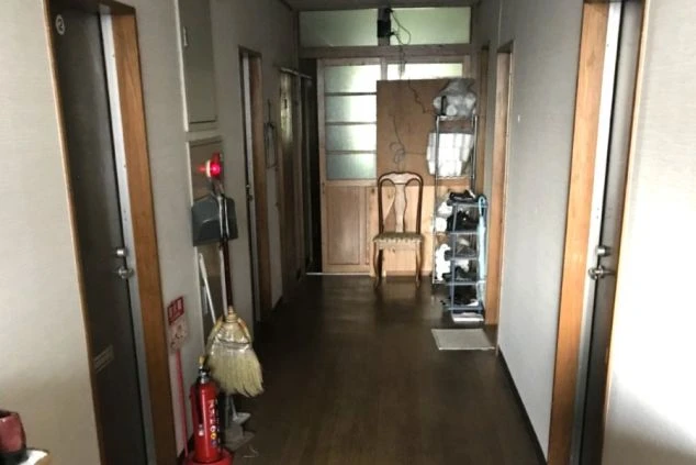 リゾートバイトする人が住み込む寮の共用部廊下の画像