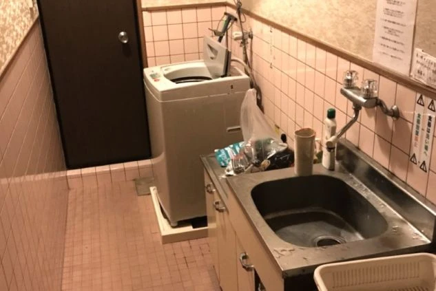 リゾートバイトする人が住み込む寮の共用部洗濯機等の画像