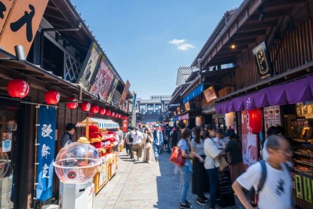 洗い場業務をイメージさせる手元の画像