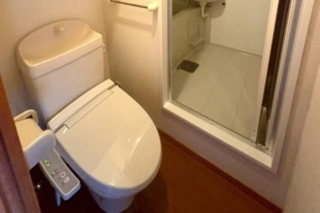 リゾートバイト寮の清潔なトイレ設備。温水洗浄便座完備で、初めての住み込み生活もストレスなく快適。