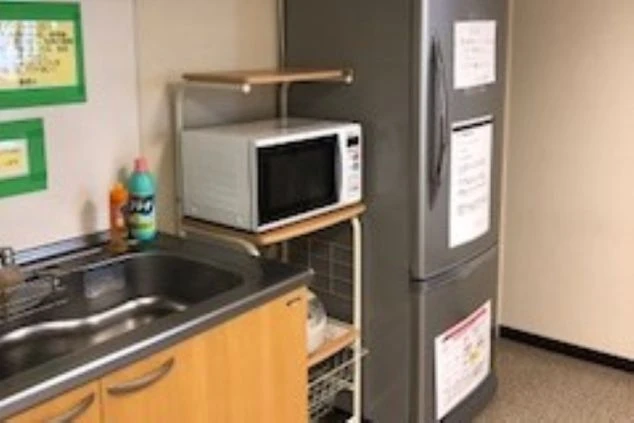 リゾートバイト寮の共同キッチン。冷蔵庫や電子レンジなど、自炊に便利な家電が揃っています。