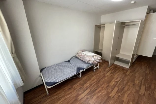 リゾートバイト寮の個室の一例。ベッドのほか、洋服をたっぷり収納できるクローゼットも完備しています。