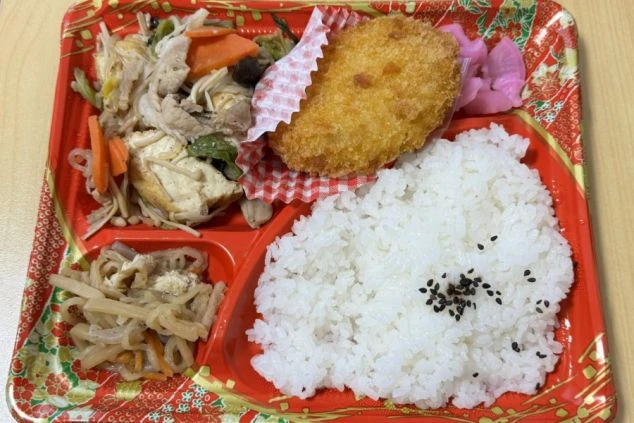 リゾートバイトのお弁当形式の賄い画像。