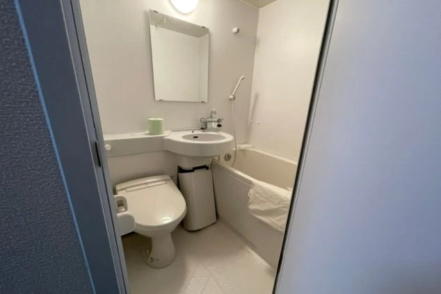 清潔感のあるリゾートバイト個室寮のユニットバス。バス・トイレ完備で、毎日の生活も快適に過ごせます。