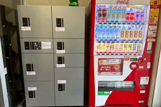リゾートバイト寮の便利な共有設備。宅配ボックスと自動販売機完備で、ネット通販の受け取りもスムーズ。