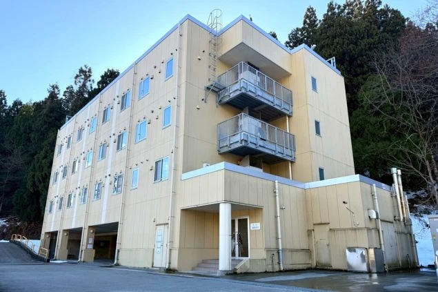 リゾートバイト住み込み求人の個室寮外観。アパートタイプでプライバシーも安心な、雪国仕様の綺麗な建物。