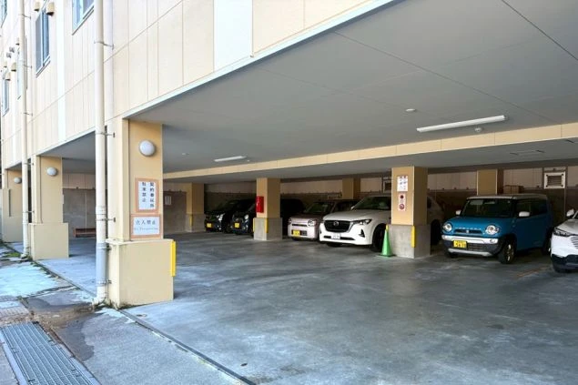 リゾートバイト寮の屋根付き駐車場。マイカー持ち込み可能で、雪の日でも安心な広い駐車スペースを完備。
