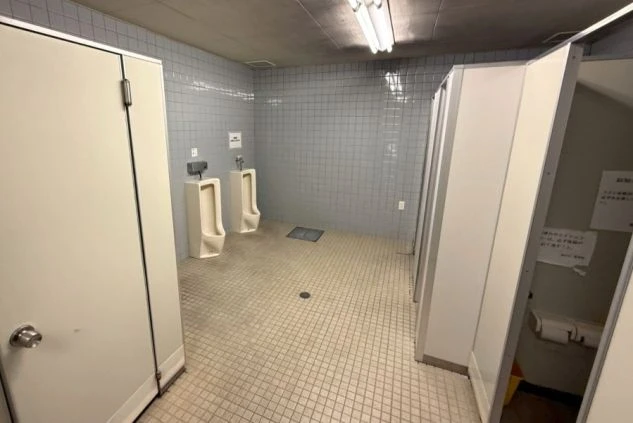 リゾートバイトの相部屋寮の共用トイレ(男性)の画像