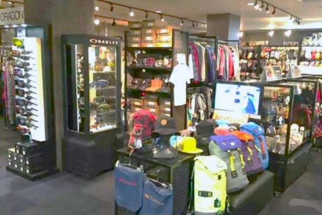 スキー場のレンタルコーナーの画像。サングラスやゴーグル、帽子、カラフルなリュックなどが並べられ、スキー・スノーボード用品店での販売している