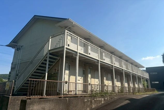 リゾートバイトスタッフが利用するシェア寮の外観。アパートタイプで、各部屋に専用の入り口とベランダがあります。寮費無料・光熱費無料のリゾートバイト求人情報。