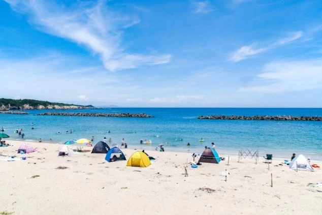 青い海と白い砂浜が広がるビーチでのリゾートバイト。ビーチ監視員やマリンスポーツインストラクター、海の家スタッフなど、夏のリゾートバイト求人を探すならワクトリ。