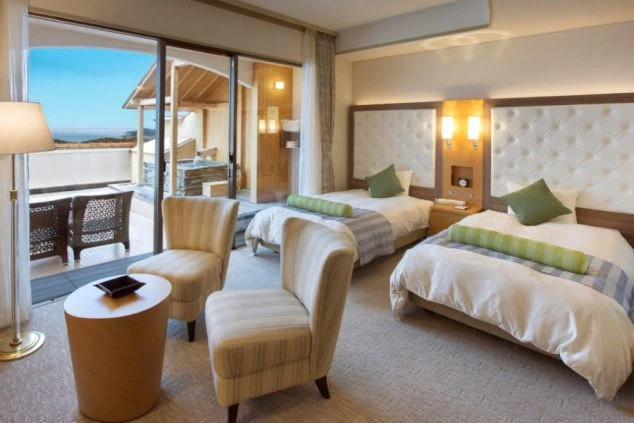 ホテルの広々とした客室。オーシャンビューの露天風呂付き客室で、お客様に最高の体験を提供。高級リゾートホテルでのフロント、客室清掃、レストランスタッフなど、ハイクラスなリゾートバイト求人。