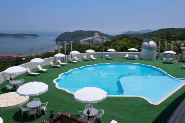 鳥羽のホテルの屋外プールとオーシャンビュー。リゾートバイトでプール監視員やホテルのサービススタッフとして働きながら、絶景とリラックスを体験。三重県鳥羽市でのリゾートバイト求人。