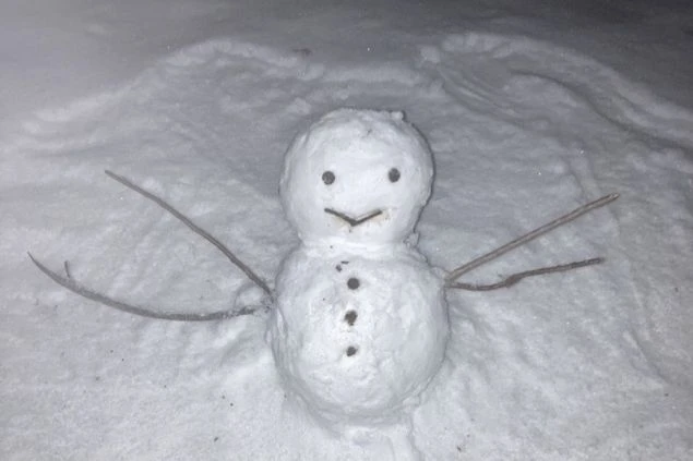 リゾートバイトスタッフが撮った雪だるまの画像。雪遊びや冬のリゾートバイトでのオフの時間のイメージ。