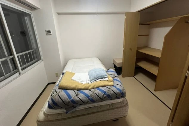 プライベート空間が確保された、リゾートバイトの個室寮の寝室。エアコン完備で快適に過ごせます