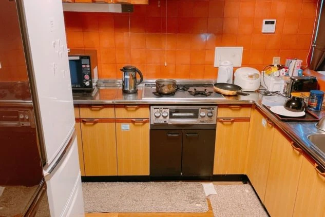 リゾートバイトの個室寮の共用キッチンの画像。電子レンジ・ケトル・炊飯器・各種調理器具がある。