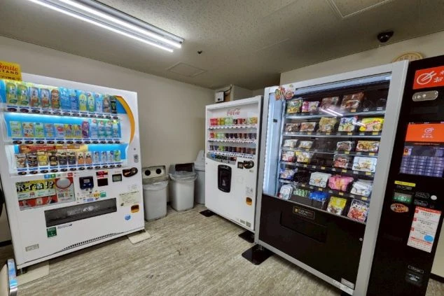 リゾートバイトの個室寮の自動販売機の画像