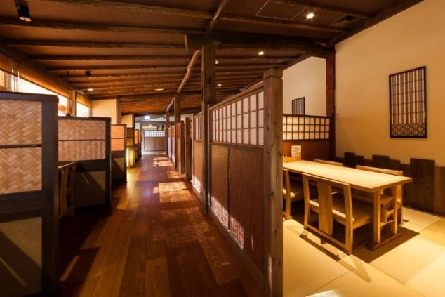 木材を基調とした和風の落ち着いた雰囲気のホテル内のレストランの画像。リゾートバイトのートバイトの就業場所のイメージ