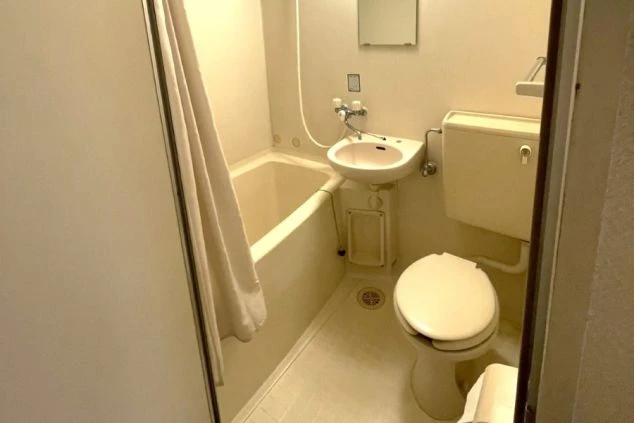 リゾートバイトの個室寮の部屋内にあるユニットバスの画像。