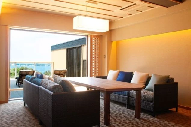陽光が差し込む広々としたリゾートホテルのリビングルーム