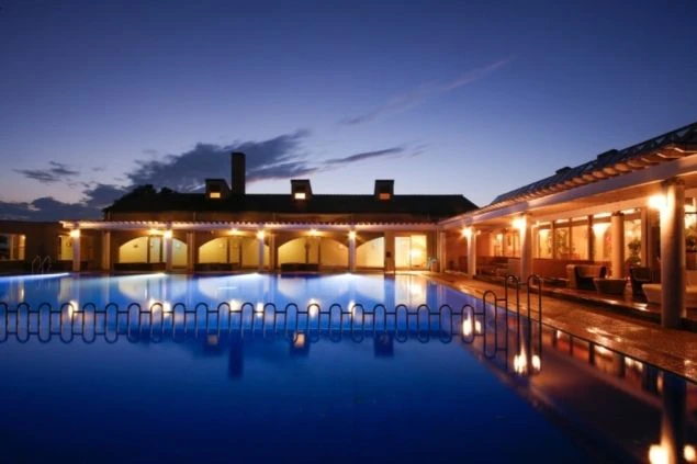 夜の帳が下りたリゾートホテルのプール