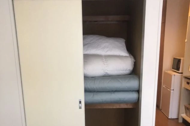 リゾートバイト就業先の寮の個室にある収納の画像。