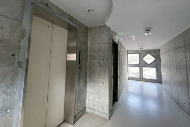 リゾートバイト就業先の寮内の廊下の画像。