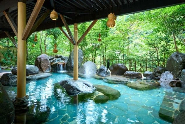 リゾートバイトの就業先ホテルにある、森に囲まれた風情ある露天風呂。自然を感じながら癒される温泉。スタッフは入浴可能。