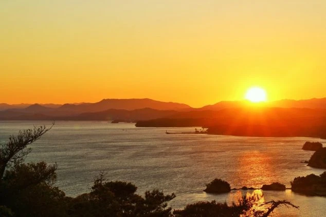 三重県志摩エリアの英虞湾に浮かぶ夕日の画像