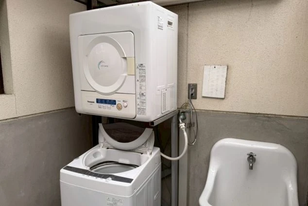 寮の共同洗濯機。洗濯機と乾燥機が設置されており、共同生活も快適に送れる。