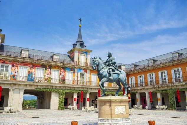 ヨーロッパ風の広場に馬の像が立つテーマパークのイメージ画像。リゾートバイトの休日を満喫。