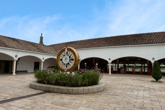 ヨーロッパ風の広場に馬の像が立つテーマパークのイメージ画像。リゾートバイトの休日を満喫。