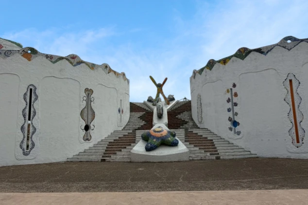 波打つ白壁とタイル装飾が施された階段があり、アントニ・ガウディのデザインを彷彿とさせる幻想的なエリアです。