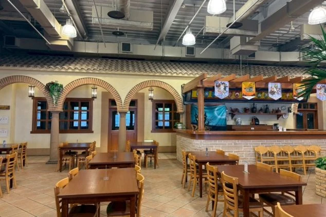 レンガ造りのカウンターやアーチ型の装飾、テラコッタ風のタイル床が特徴的な、広々とした異国情緒あふれる空間です。