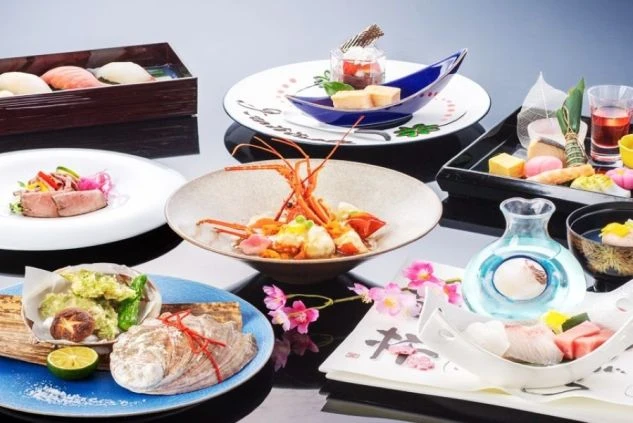 豪華な会席料理の数々。刺身、伊勢海老、天ぷらなど彩り豊かな料理が並ぶ。リゾートバイトの職場で提供される食事のイメージ画像。
