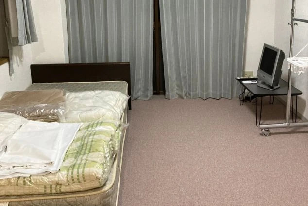 大阪府大阪市の都市部でリゾートバイトする人が住み込む寮内の寝室の画像